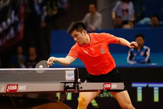 Fan Zhendong golpeando de derecha