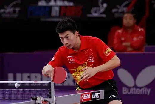 Ma Long golpeando de derecha