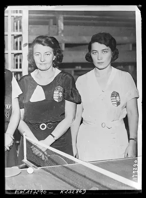 Maria Mednyánszky y Anna Sipos junto a una mesa de ping-pong