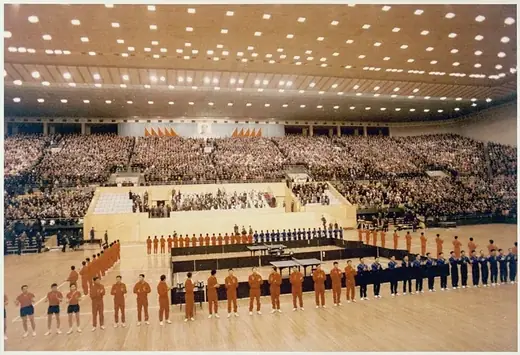 Pabellón lleno en Pekín durante una exhibición deportiva con Richard Nixon