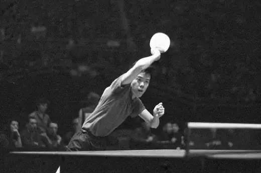 Rong Guotuan golpeando la pelota