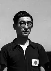 Retrato de Hiroji Satoh con la bandera japonesa en el pecho