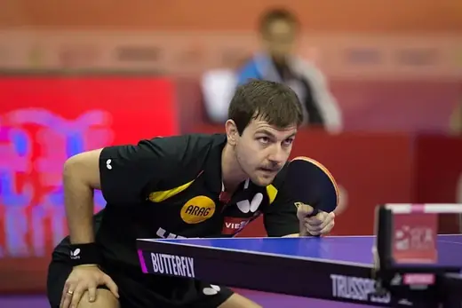 Timo Boll en posición de espera junto a la mesa