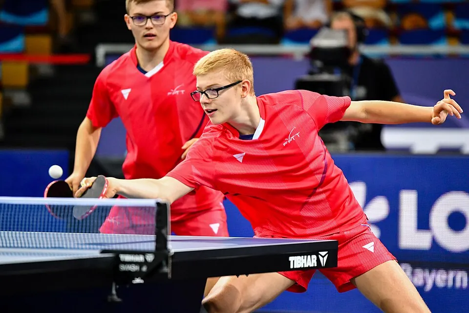 Félix Lebrun golpeando de derecha en un partido de dobles del Campeonato de Europa de Múnich 2022